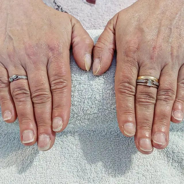 Pose de semi sur ongles courts, avec le avant/après de la manucure à la ponceuse.