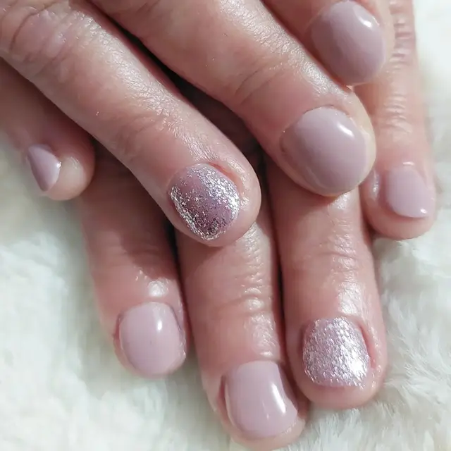 Pose de semi sur ongles courts, avec le avant/après de la manucure à la ponceuse.