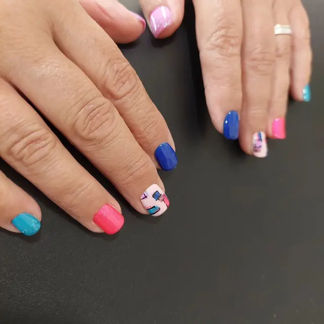" Un peu de fun sur les ongles avec ce mix de couleurs et motifs !