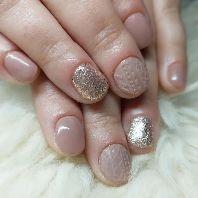 1ère manucure avec pose de semi-permanent pour cette cliente, des choix parfait (couleurs, art, paillettes) pour des…