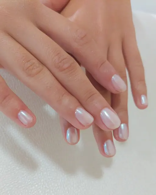 Nacre Brillante Un effet perlé et élégant pour des ongles qui capturent la lumière tout en restant subtils Une touche…